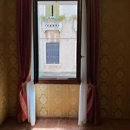 Zulian V Konukevi 3*